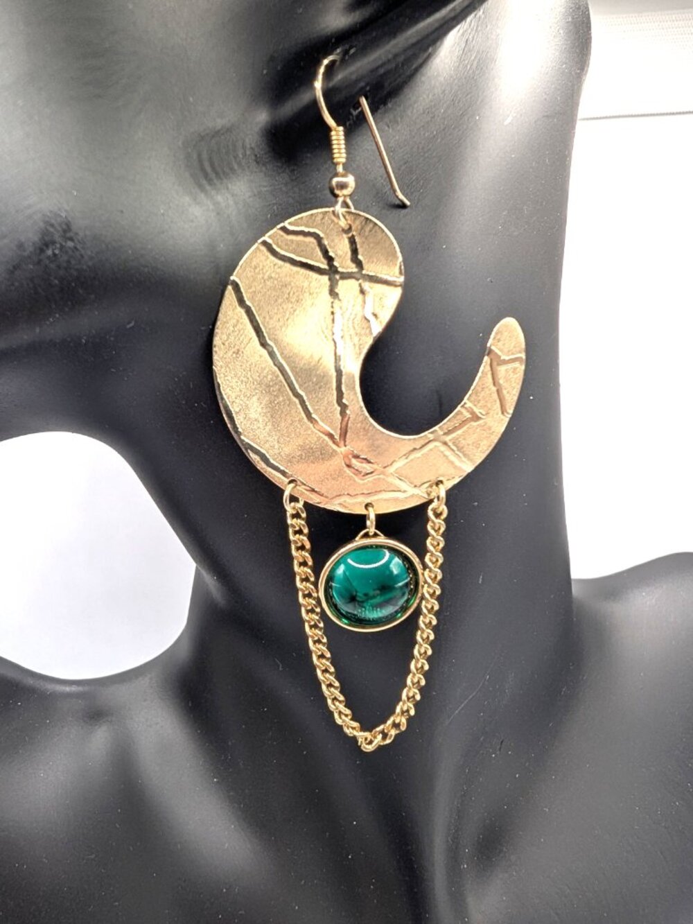 Vintage Ladies Gold Tone Textured Earrings with Green Glass Drop and Chain VGC